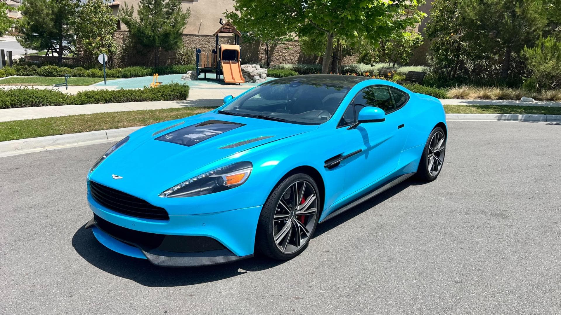 Aston Martin Vanquish Coupe - Side view