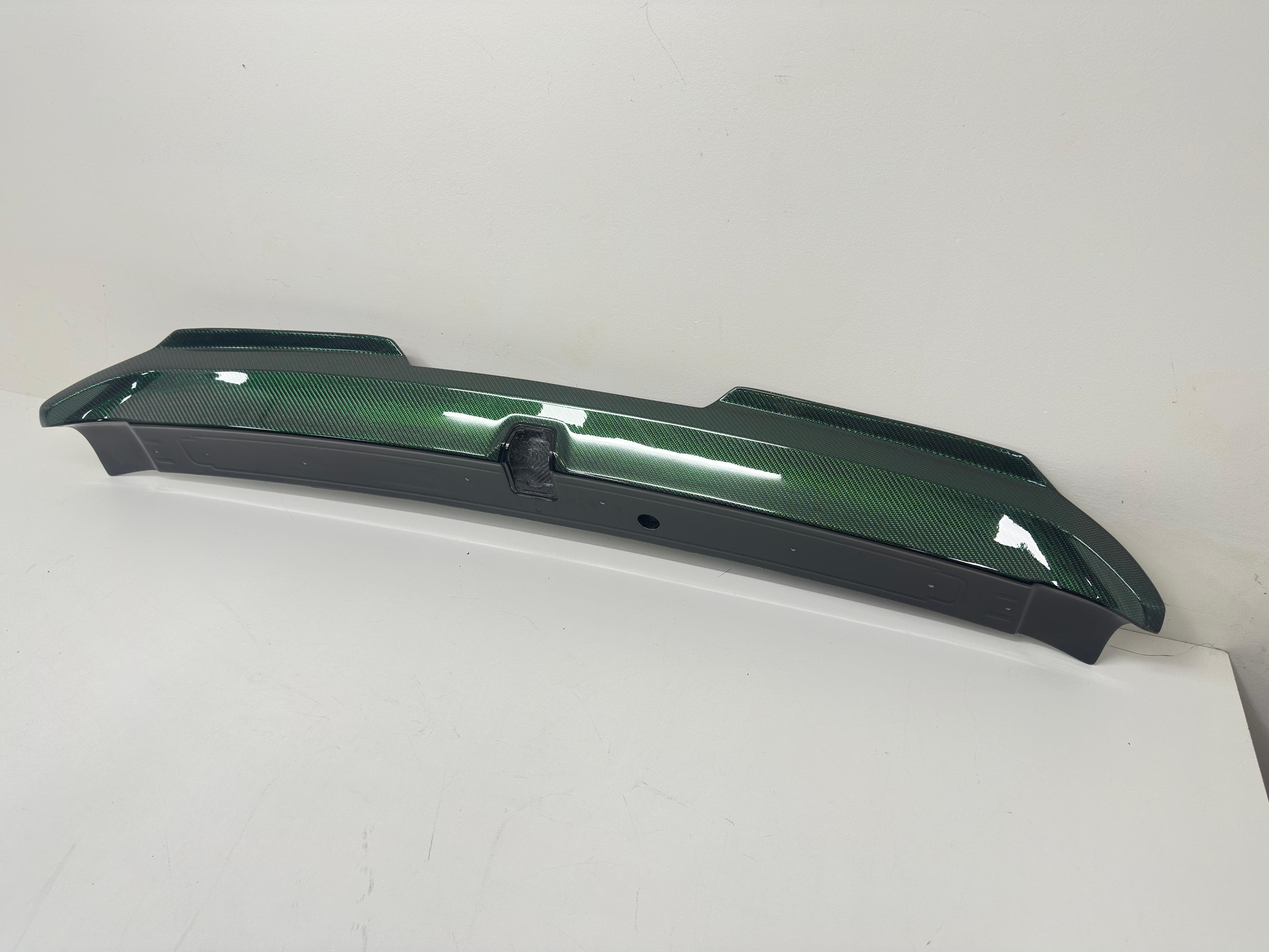 Spoiler underside mounting Underside mounting view of 2016-2023 Dodge Challenger green carbon fiber spoiler.