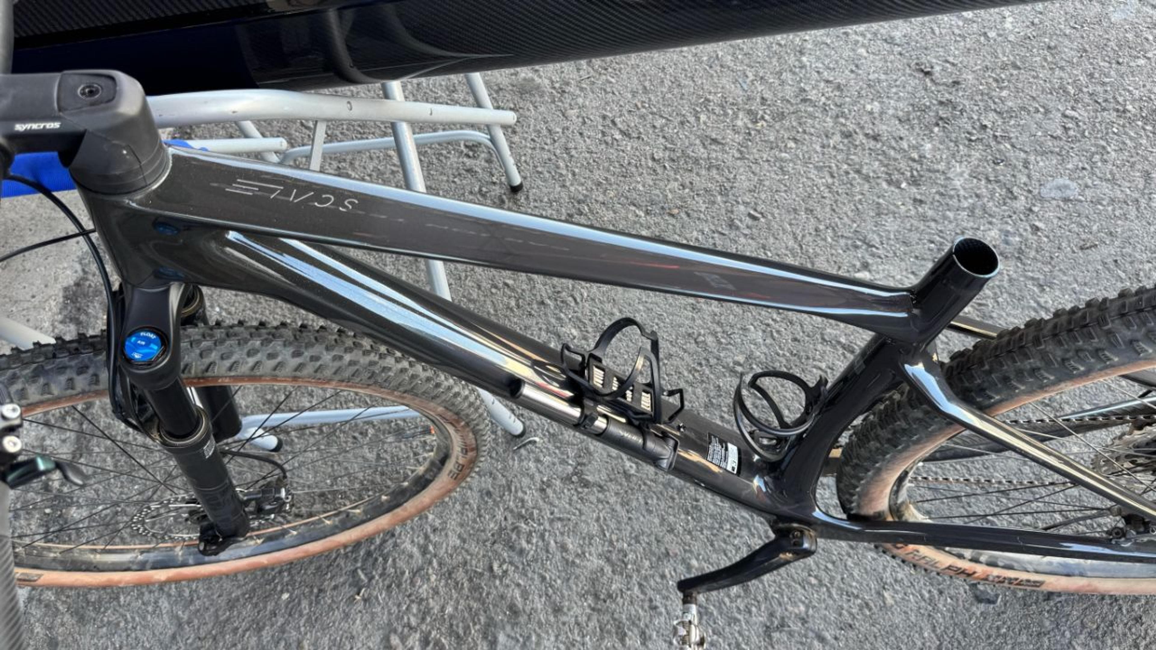 Side view of the repaired carbon fiber hardtail frame showing the restored top tube, down tube, and rear triangle. Side view of repaired Scott Scale RC carbon fiber hardtail mountain bike frame