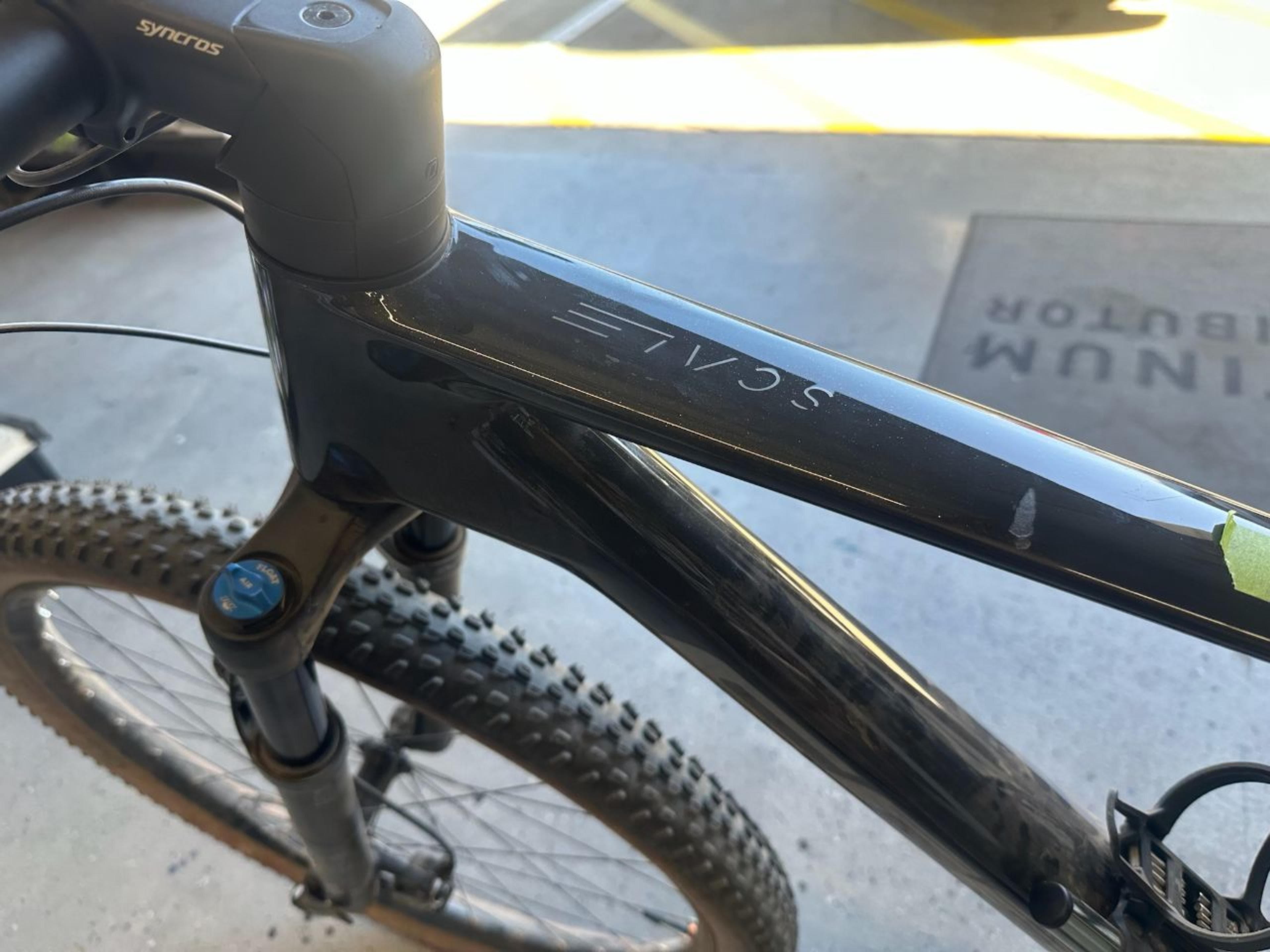 Close-up of the damaged top tube before repair. Close-up of damaged top tube on a Scott Scale RC carbon fiber mountain bike frame